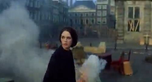 1979年公開、ヴェルナー・ヘルツォーク監督による映画『ノスフェラトゥ』、ペストの流行で、人々が”静かに狂う”超耽美で超最高のワンシーン。