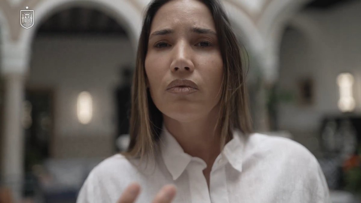 Un talento que brilla más 𝘂𝗻𝗶𝗱𝗼. Cada esfuerzo, 𝗰𝗼𝗺𝗽𝗮𝗿𝘁𝗶𝗱𝗼. Vuestros logros, los de 𝘁𝗼𝗱𝗮𝘀. 🌹 Las 25, 𝗷𝘂𝗻𝘁𝗮𝘀, defenderéis nuestra camiseta contra 𝗜𝗻𝗴𝗹𝗮𝘁𝗲𝗿𝗿𝗮 y 𝗨𝗰𝗿𝗮𝗻𝗶𝗮. #FIFAWWC | #JugarLucharYGanar