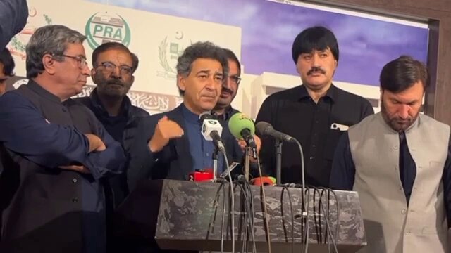 میڈیا کو اشتہارات کے پیسے مل رہے ہیں۔ ہمارے دور حکومت میں 10 روپے پیٹرول مہنگا ہونے پر بازاروں میں مائیک لیکر لوگوں سے پوچھنے والے کہ مہنگائی ہوگئی ہے آج بھی جاکر ذرا یہ رپورٹ کریں ۔ میڈیا مہنگائی پہ آواز اٹھائے اور اپنا فرض پورا کرے۔ رکن قومی اسمبلی عاطف خان
