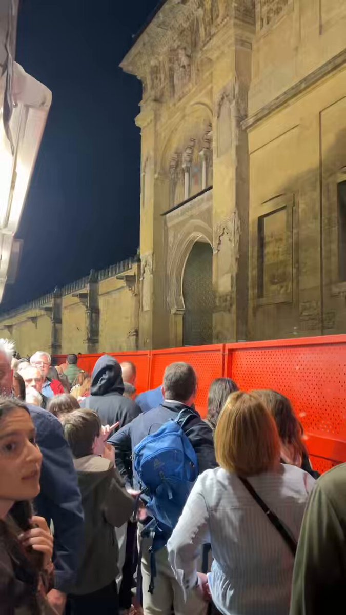 Aquí 700 metros de privatización de la vía pública en Córdoba negando la visión al pueblo, a los cordobeses, de lo que es suyo. Jesús ya habría expulsado a latigazos a estos mercaderes de la fe. Si la iglesia da la espalda al pueblo, el pueblo deberá dar las espaldas a la iglesia