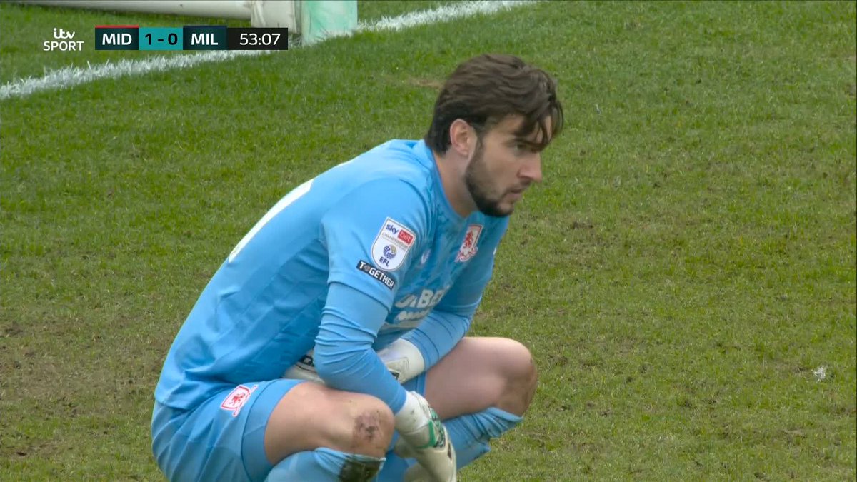 No idea what foul the ref has seen here 🤷‍♂️