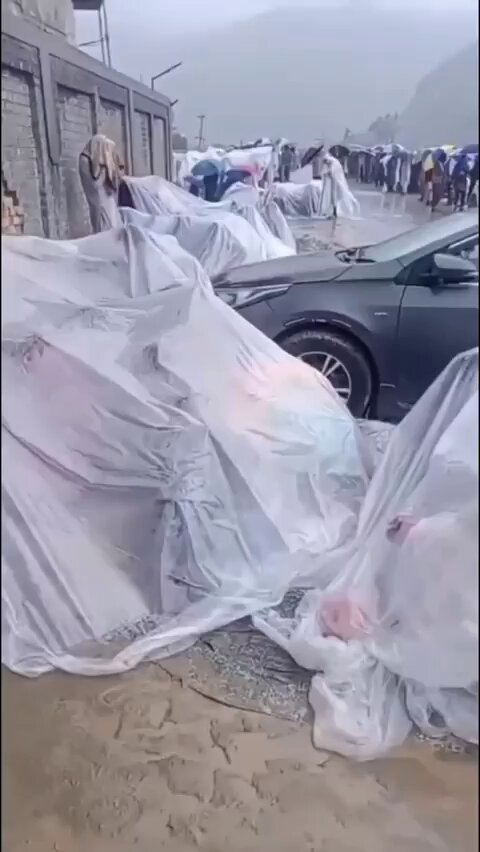 په پېښور کې د راستنېدونکو کډوالو حالت. وخت د خلکو د انسانیت، اسلامیت او قومیت دعوې او نعرې ټولې دروغ ثابتې کړې