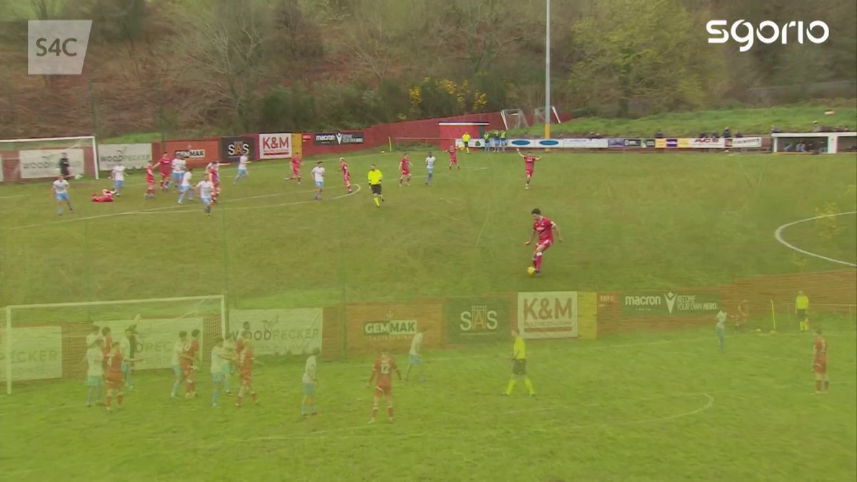 Apêl am gic o’r smotyn gan Llansawel, ond y dyfarnwr yn chwarae ymlaen! BFL AFC appeal for a penalty, but the referee waves play on. #JDCymruPremier