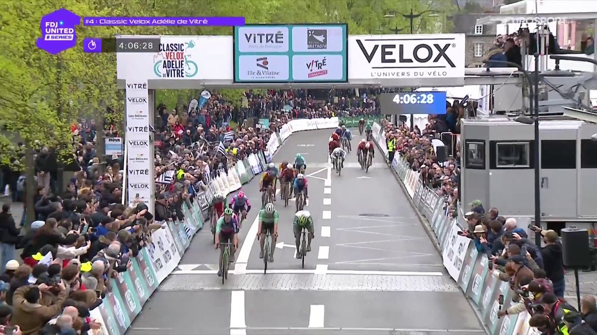 Pierre Gautherat (Decathlon CMA CGM) est finalement déclassé pour son sprint ! C'est donc l'Espagnol Marc Brustenga (Kern Pharma) qui l'emporte, pour son premier succès pro à 26 ans. #ClassicVeloxAdeliedeVitre