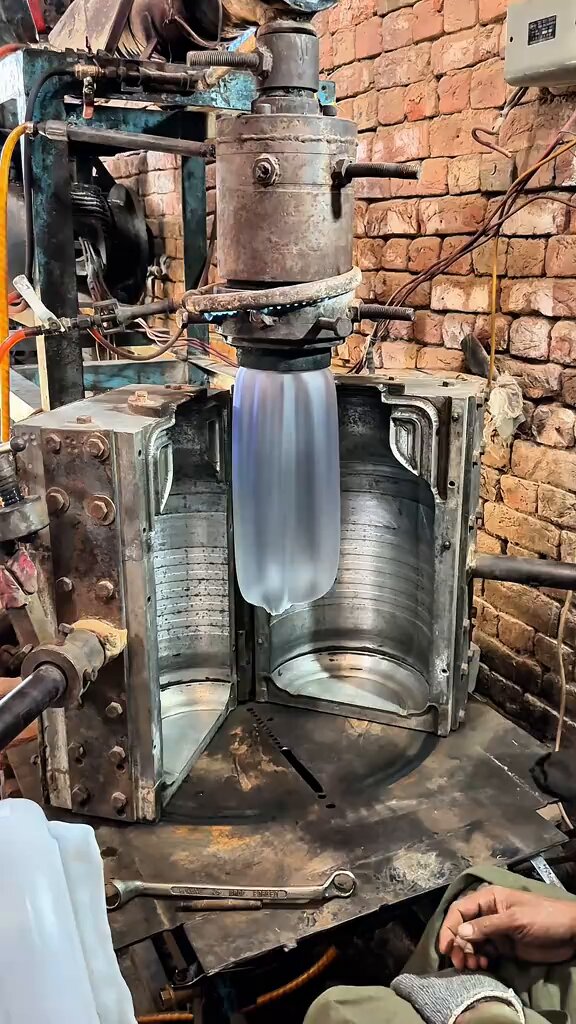 Mass production of 25 litre plastic can's in Pakistan🇵🇰 یہ ہے اصل محنت اور ہنر… 25 لیٹر کے پلاسٹک کینز کی تیاری، جہاں مشینری کی درستگی اور کاریگر کی مہارت مل کر ایک بہترین پروڈکٹ بناتی ہے۔"