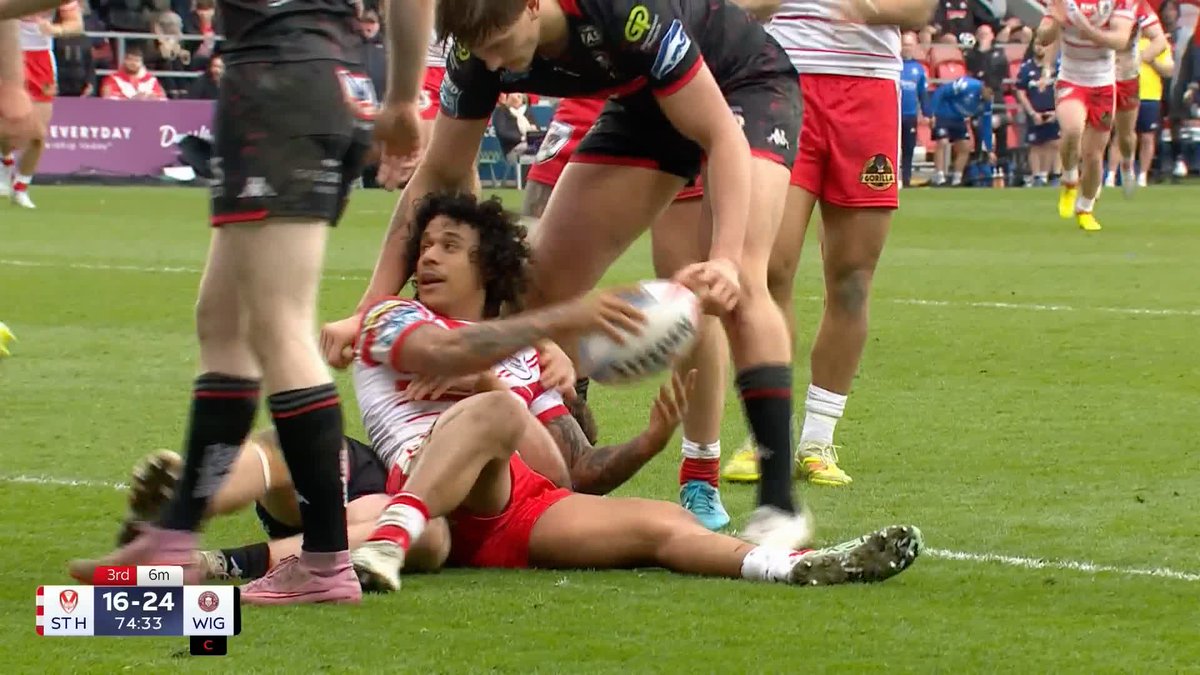 GAME ON! 👀 The converted Tristan Sailor try brings St Helens within two points of Wigan Warriors 😳