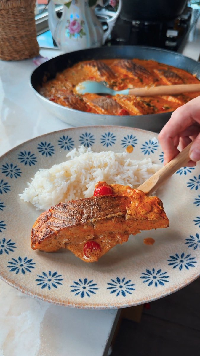 This salmon curry with rice blew up online. It’s surprisingly easy and packed with flavor. Bookmark 🔖 Recipe in the comments 🔥