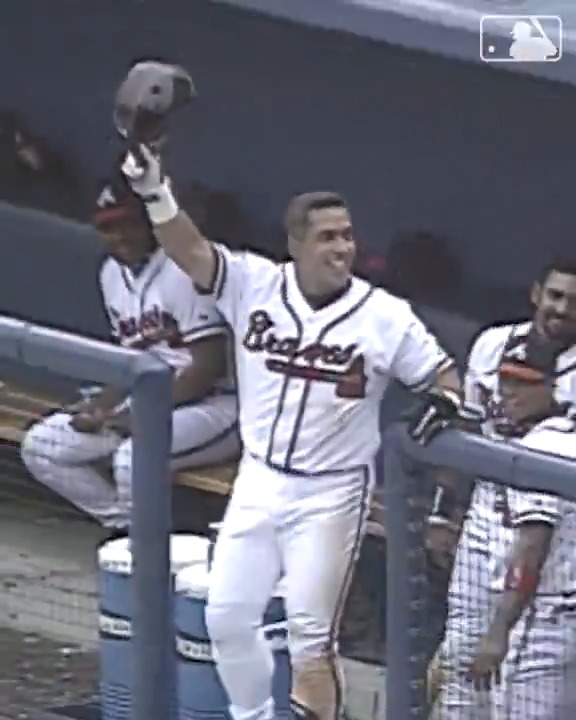 ¡UN REGRESO INOLVIDABLE! Un día como hoy hace 26 años, Andrés Galarraga fue al bate por primera vez tras librar una batalla contra el cáncer. ¡El jonrón aún lo celebran en Atlanta! ❤️