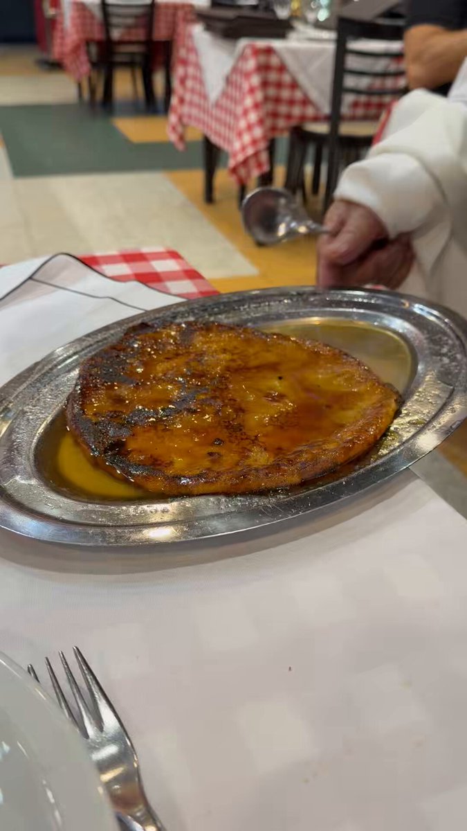 Este mediodía, panqueque de manzana quemado al Rum Jamaica, en Pepito.