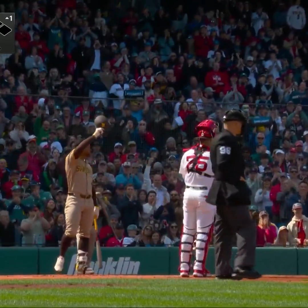 Xander Bogaerts gets a standing ovation in the first game he has played at Fenway since leaving the Red Sox 👏