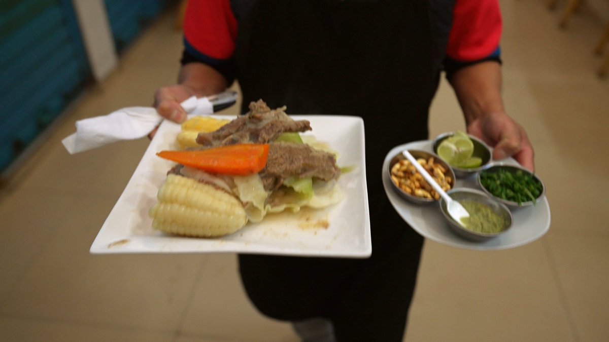 Perú: gastronomía de fama y hambre cotidiana Perú deslumbra con su gastronomía, pero muchos ciudadanos enfrentan hambre, anemia y precios de comida que consumen gran parte de su sueldo. 📹👉 con Carla González