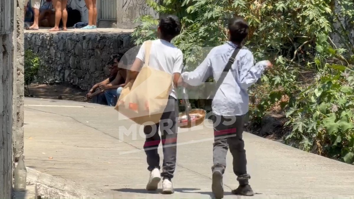 ACTOS DE AMOR QUE INSPIRAN EN ESTE VIERNES SANTO EN CUERNAVACA En medio del ambiente de Semana Santa, una escena se robó las miradas en el canal de agua de Los Pinos. Dos niños, tomados de la mano, recorren la zona ofreciendo botanas y dulces a quienes disfrutan del día. Uno de ellos vive con una discapacidad, pero eso no ha sido obstáculo. Al contrario, juntos muestran un ejemplo real de solidaridad, cariño y compañerismo que vale más que cualquier discurso. Si los ves, apóyalos. Porque más allá de lo que venden, están regalando algo que hace falta todos los días: humanidad.