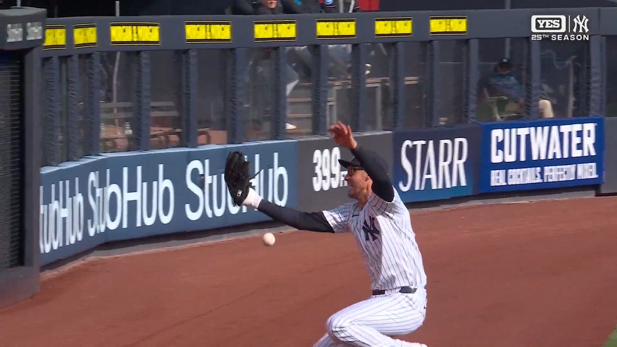 HOW DID CODY BELLINGER CATCH THIS BALL?! 🤯