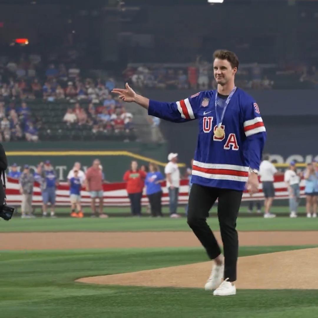 A Phenomenotter first pitch 🥇 Dallas Stars x #AllForTX