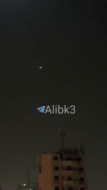 JUST IN 🇮🇷🇺🇸: Iranian missiles in the skies of Israel as they start a new wave of strikes Sirens blaring in Dimona &amp; Beir Saba’ with reports of impact. Looks like they are aiming at the energy infrastructure.