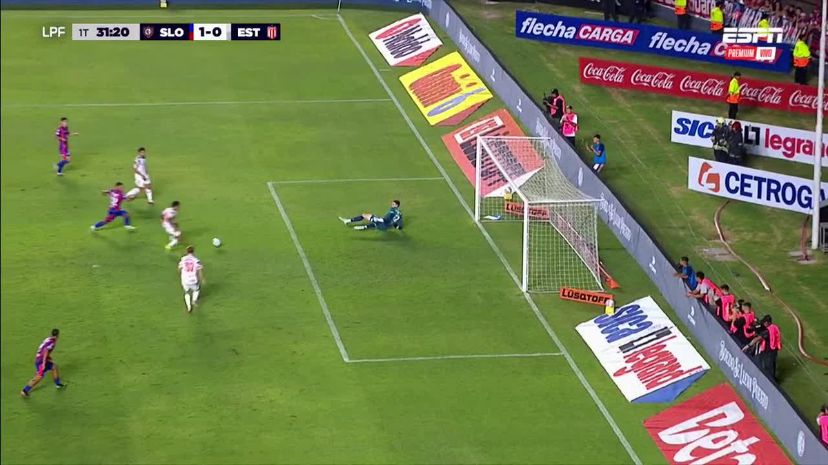 FARÍAS casi clava un GOLAZO espectacular. Gill y el palo se lo negaron 🧤 En el rebote se lo perdió Palacios ☠️❌