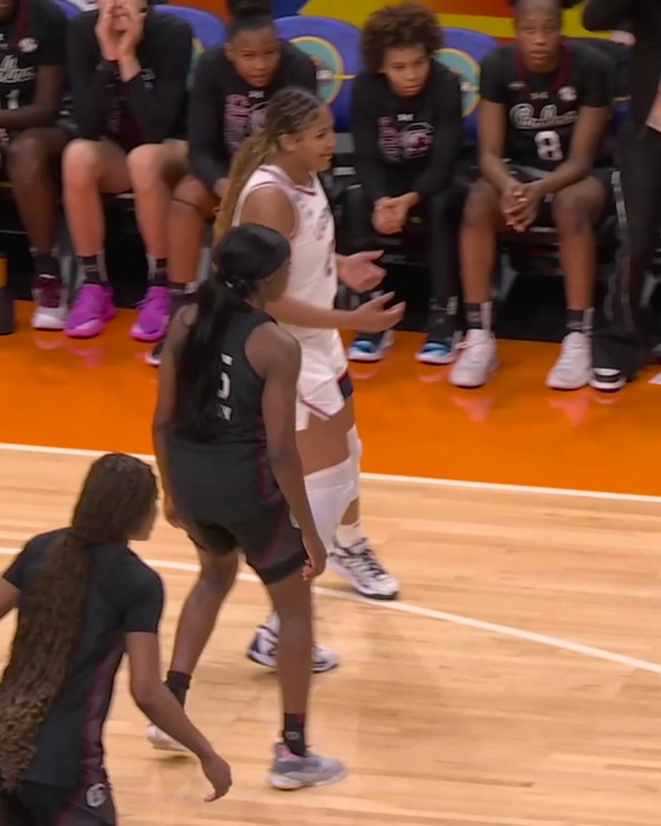 5'9" Raven Johnson face-guarding 6'2" Sarah Strong 🍿