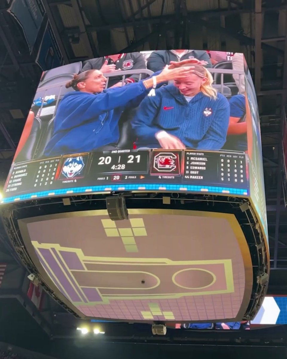 Diana Taurasi crowned Paige Bueckers 👑 The UConn bond stays strong 💙
