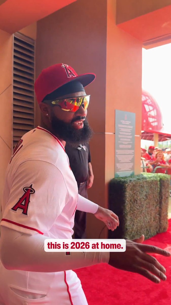 tag along on the red carpet with Jo Adell 🤩