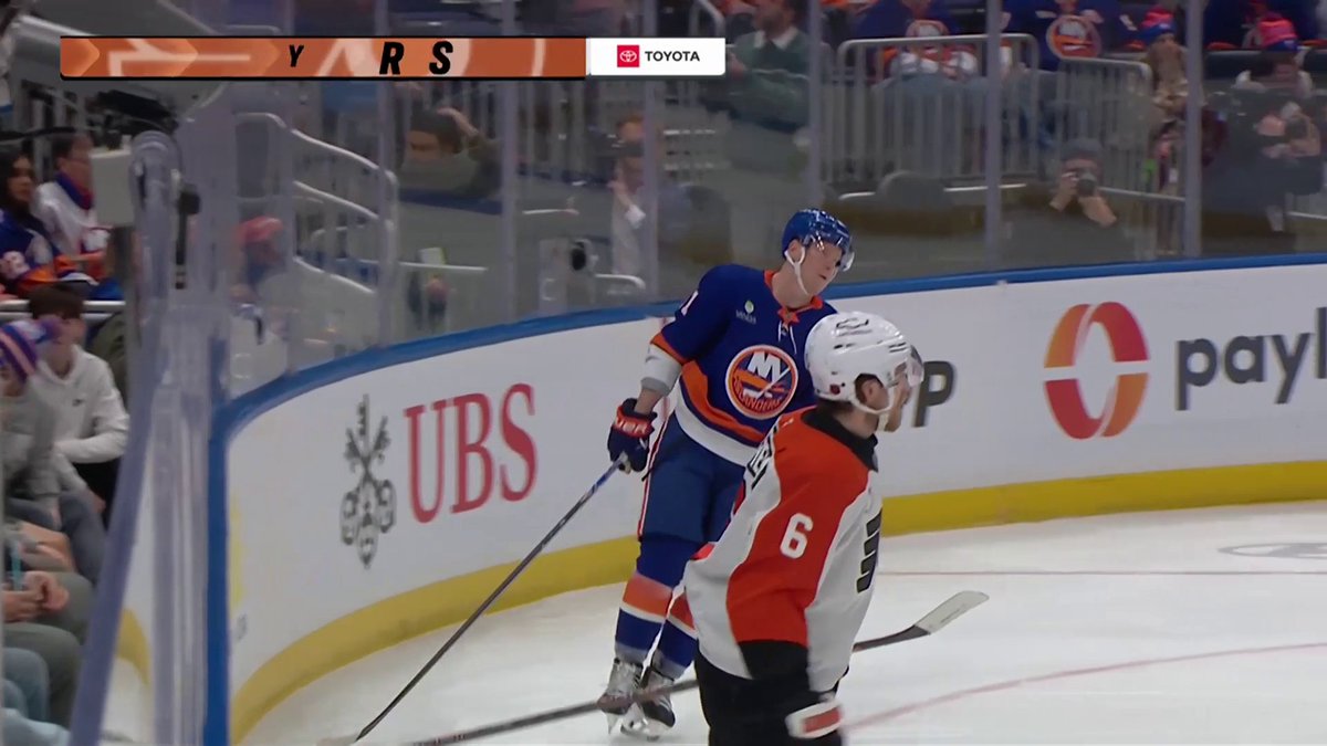 What a heads-up play here by Matvei Michkov! 🍎