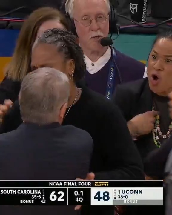 Dawn Staley and Geno Auriemma get heated after the game 😳
