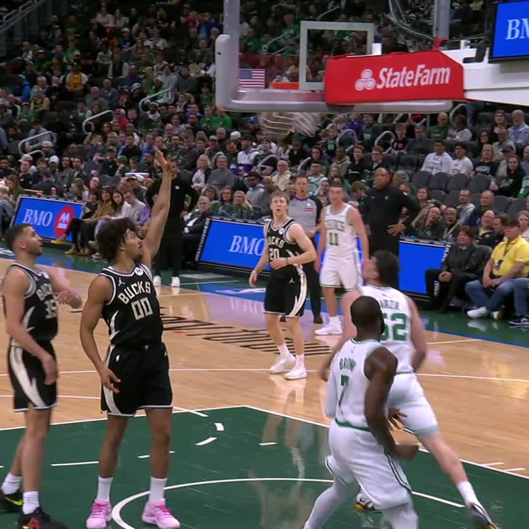 JB showed why it’s dangerous to be on his island 1v1 with this fancy move making it tonight's JetBlue Play of the Game 🏝️