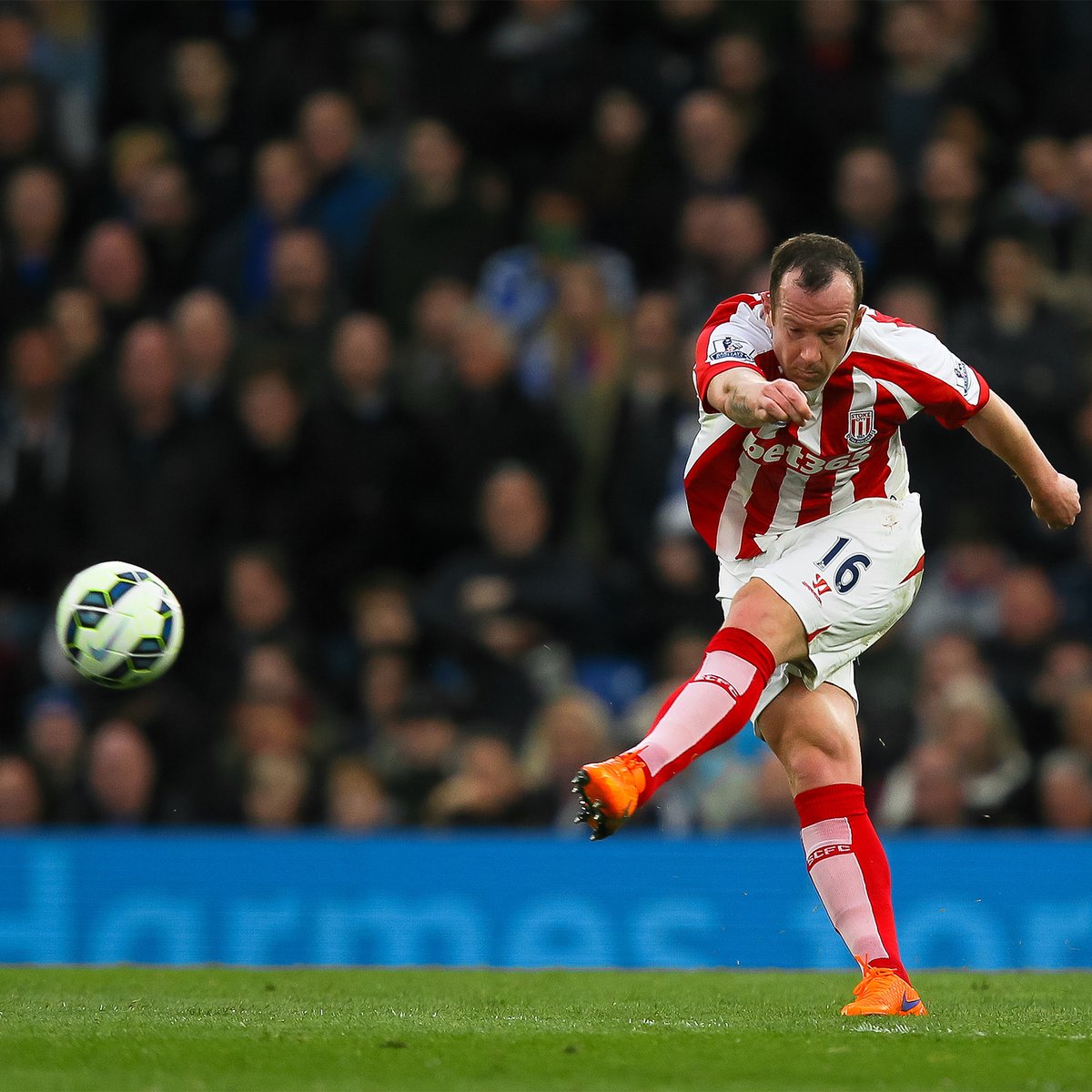 🏴🤩 11 years ago today: Charlie Adam scored from his own half vs Chelsea! 🎯
