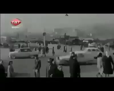 1964 yılında Polisler en büyük kazanımları olacak günlük 8 saat çalışma hakkını elde etmişler. Ancak hizmet ihtiyacı ve kadro kifayetsizliği sebebiyle İKİNCİ BİR EMRE KADAR bu hak ERTELENMİŞTİR. Hepimizin hayatını olumsuz etkileyen, aile huzuru bırakmayan, sosyal hayatı bitiren İkinci Emre Kadar cümlesi bir türlü hayatımızdan çıkmadı. Tüm bunlardan dolayı #PolisDarBoğazda