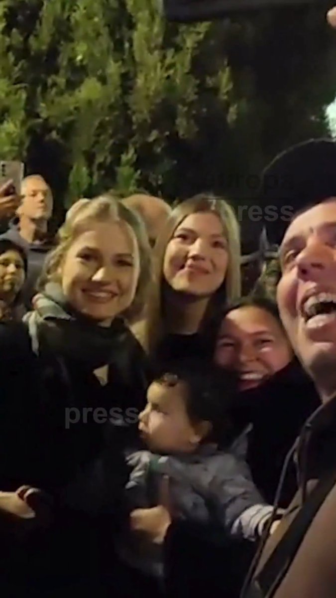 Los Reyes aparecen por sorpresa junto a sus hijas en la procesión del Silencio de Carabanchel (Madrid)