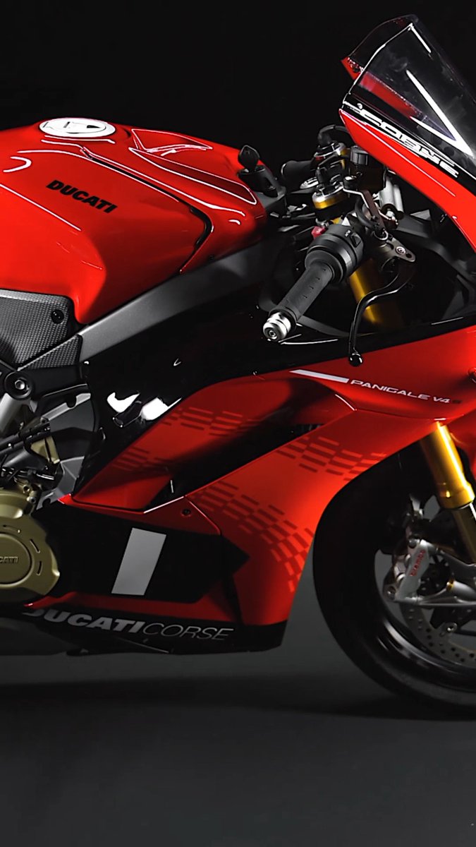 Which of the two sporting the Corse livery would you want in your garage? #Ducati #StreetfighterV4S #StreetfightferV4 #PanigaleV4