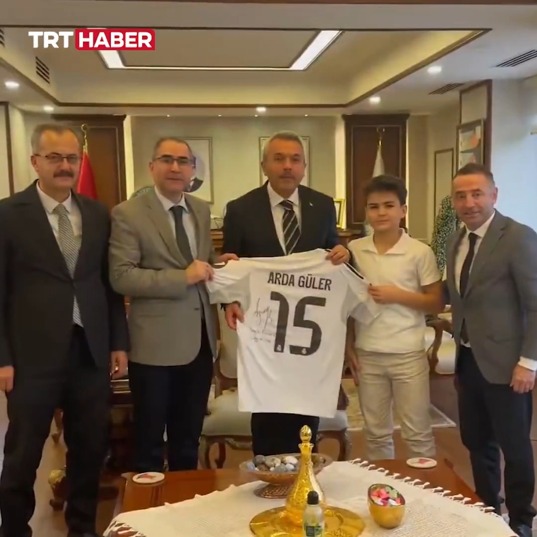 Cumhurbaşkanı Erdoğan'dan Arda Güler forması isteyen 13 yaşındaki Safa hediyesini aldı.