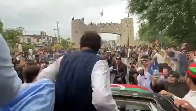 مروت صاحب سے صحافی کا اہم سوال 🚨🚨 صحافی : مروت صاحب آپ نے کہا کہ میں خان صاحب سے ملنے جا رہا ہوں لیکن وہاں تو کسی کو ملاقات کی اجازت نہیں آپ کیسے جائے گے ؟؟؟ ببر شیر کا جواب :: میں ان بزدلوں کی طرح نہیں ہوں مجھے خان سے ملاقات کرنے کا طریقہ اتا ہے میں لڑونگا۔۔۔🔥🔥