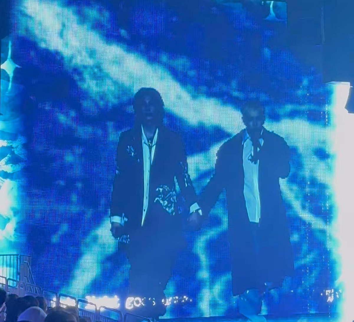 HYUNCHAN HOLDING HANDS 😭