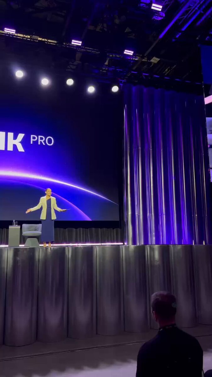 Former Greek finance minister Yanis Varoufakis is at a T-Bank forum in Moscow today. Of course, he walked onto the stage to the viral track bearing his name…