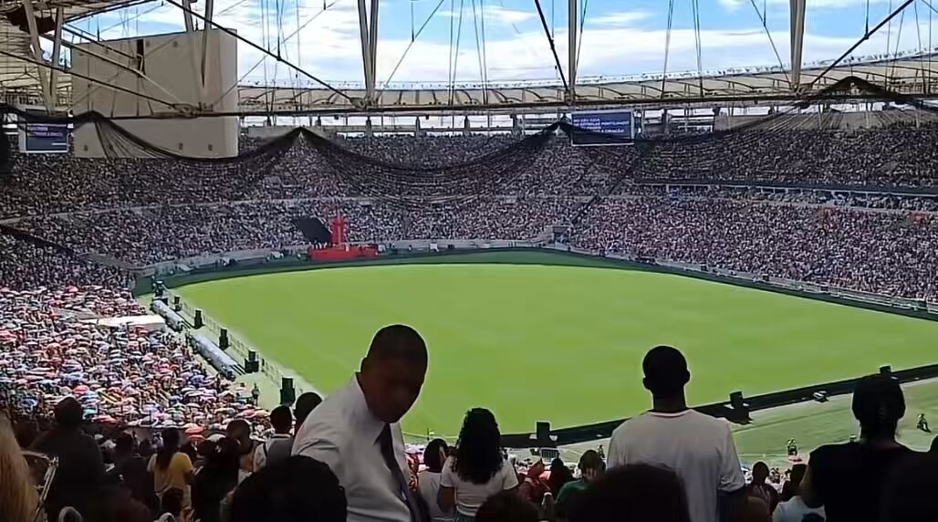 Crente é um bicho engajado, né? Eu nem sabia desse evento e os caras LOTARAM a Neo Química e o Maracanã no mesmo dia. Se alguém cria o Crente FC, é papo de lotação máxima todo jogo.