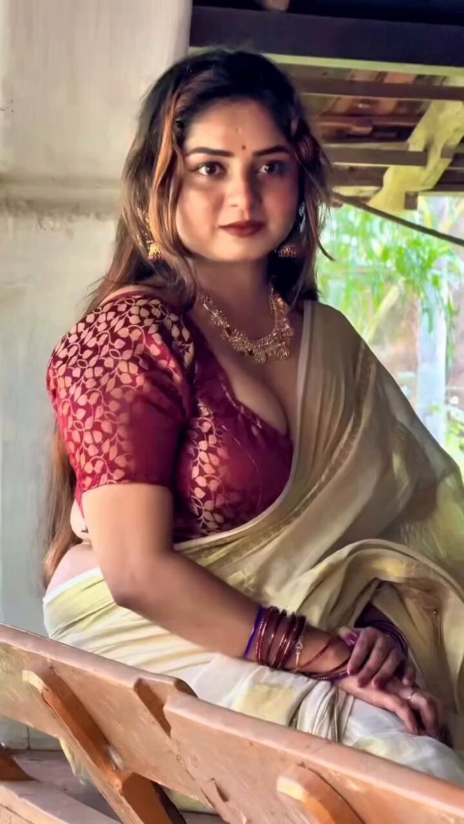 Mallu Girl in Saree itself is too hot to handle 🥵🔥