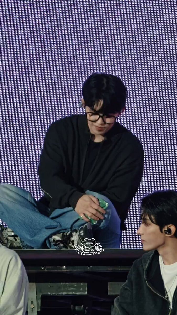 scoups putting a hot pack on his knee 🥺❤️‍🩹