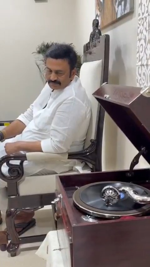 పాత పాటలతో కాస్త స్వాంతన...