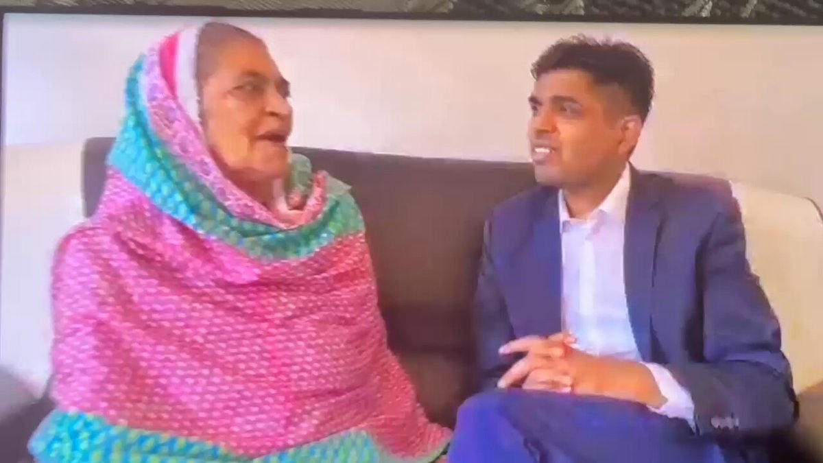 آج والدہ کی جدائی کو 5 سال ہو گئے۔ جب آپ کا سب کچھ ماں ہی ہو تو جدائی سہنا ناممکنات میں سے ہوتا ہے۔ جن کے والدین زندہ ہیں خدارا انکی قدر کریں، یہ موقع دوبارہ نہیں ملتا😭😭