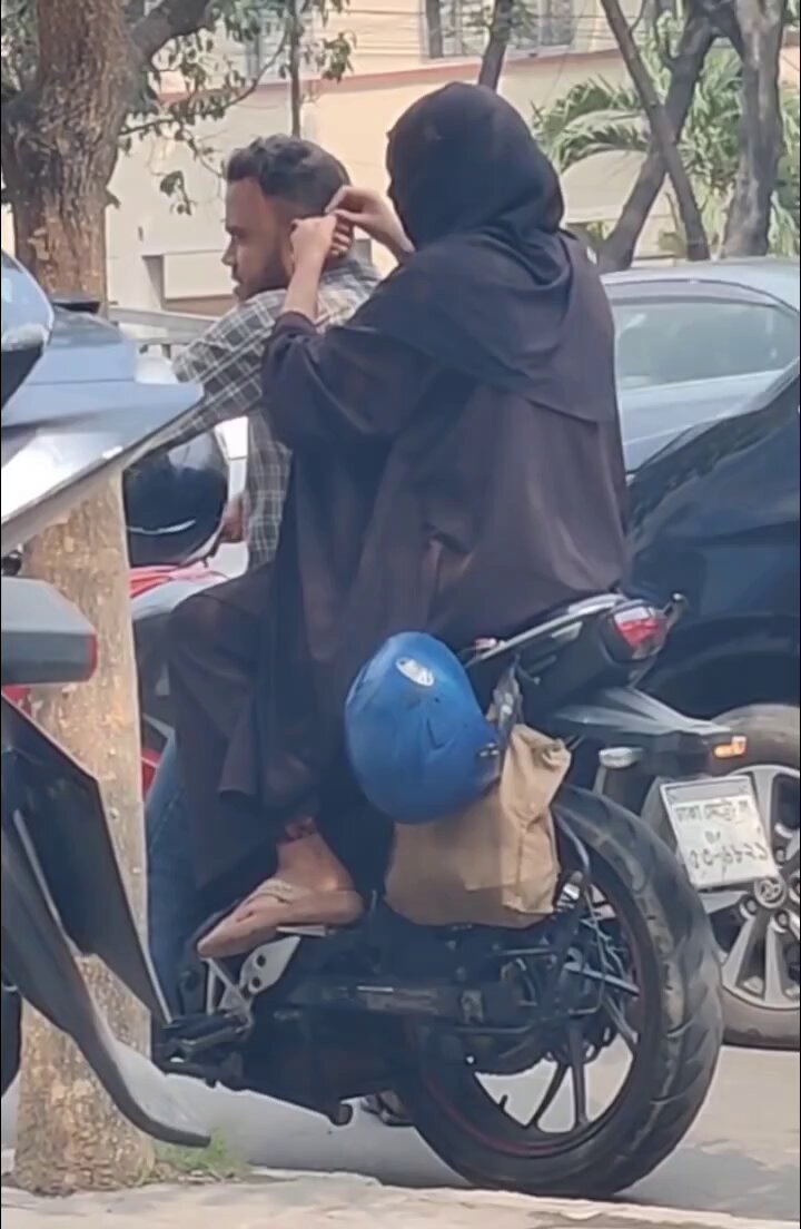 باجی کو پتا نہیں کس بات کی جلدی تھی کہ راستے میں ہہ شروع ہو گئ😅