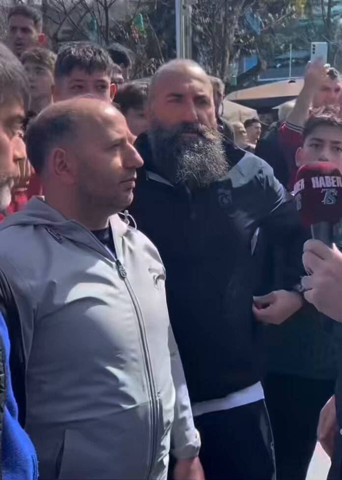 Tribün liderine bakar mısınız?? Allah’ım bu hangisi İstiklal marşı okunurken eli cebinde takılan mı ?😂 ulAn mal #provakatör arkana almışsın konuşuyon, tenhada konuş bunları bakalım kim çıplak gidiyor görelim.😉 Babanız Galatasaray ulAnnn😎 #TSvGS #Hedef26