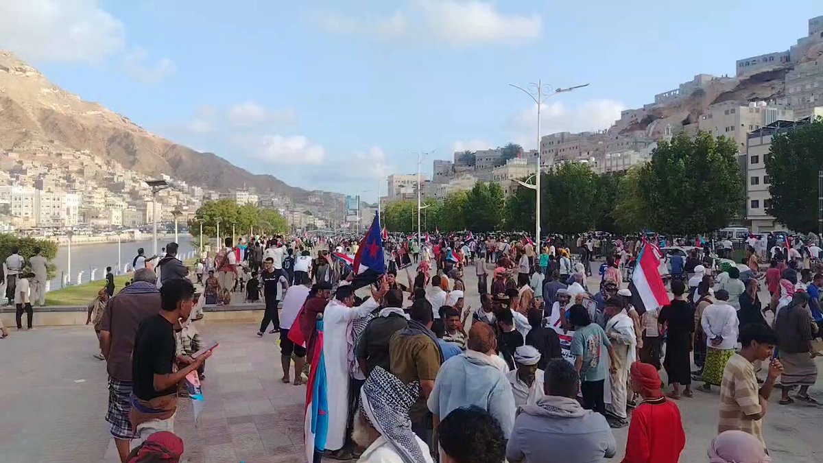 عاجل شاهدوا مدى خوفهم من الحشود الجنوبية القوات المدعومة سعودياً، تدخل بقوة عسكرية ضخمة محاولة لتفريق الحشود بالمكلا، وتطلق النار الحي تجاه المتظاهرين ..