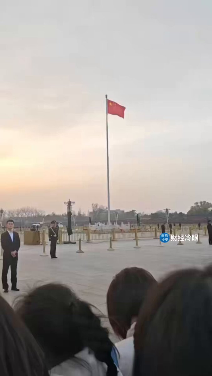 突发！一名勇士在天安门广场唱《自由花》，祭奠37年前被屠杀的学生们！