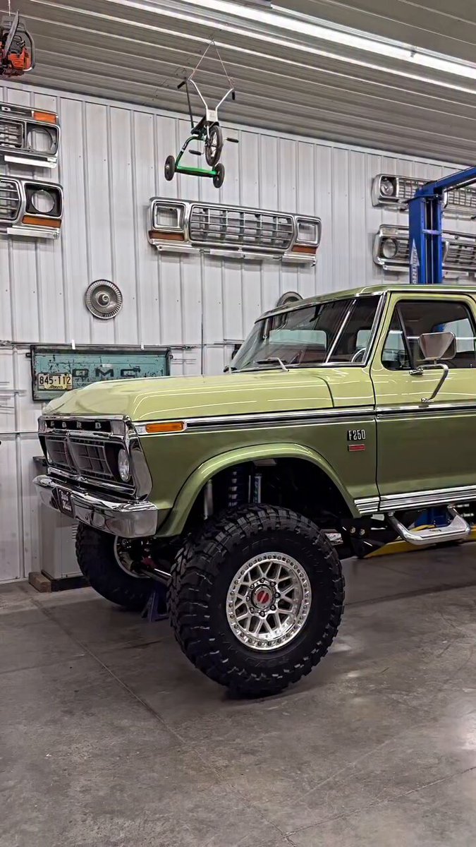 Man, I love rebuilds. This 1976 Ford F250 has the perfect retro style. Supercharged Godzilla with a Texas Speed cam. Now that’s how you do it!🔥