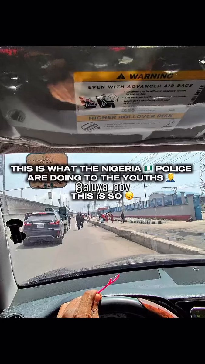 Please guys !!! Make these unpr0fessional Policemen popular and tag any handle you can !! See intim!dation, see har@ssm£nt, see !nsults !! Nigerian police are so unprofessional broooo !!! The guys didn’t even anything…..I’m so angry man😡😡💔💔
