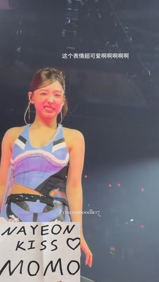 Nayeon's reaction to the "NAYEON KISS MOMO" sign 😭
