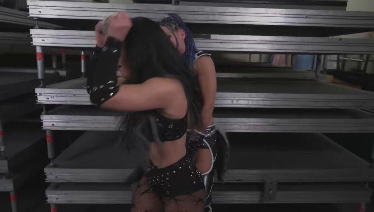 Giulia and Roxanne would’ve been great tag team champions…could’ve gone on a nice run, defending them across all 3 brands to give them exposure. Drop the belts at SS, then go off into a feud and chase either the IC or World Title. #WWERAW | #ジュリア