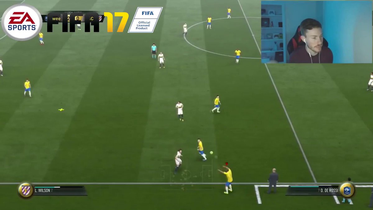 Wow. Regardez la gestuelle du joueur, ses mouvements, proche de la realité alors que le jeu (FUT 17) à 10 ans Comment c'est possible de se retrouver avec des Pina sous Parkinson qui tremblent dans tt les sens et qui sont absolument indefendable