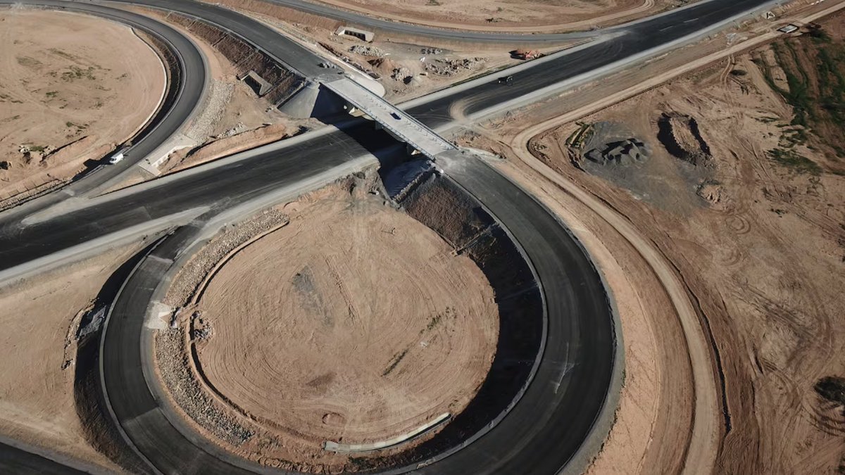 🇲🇦🏗️ Autoroute Nador-Guercif: le troisième tronçon réalisé à plus de 80% Mobilisant 7,8 milliards de dirhams, ce projet est appelé à renforcer la connectivité et à stimuler le développement économique de la région de l’Oriental.