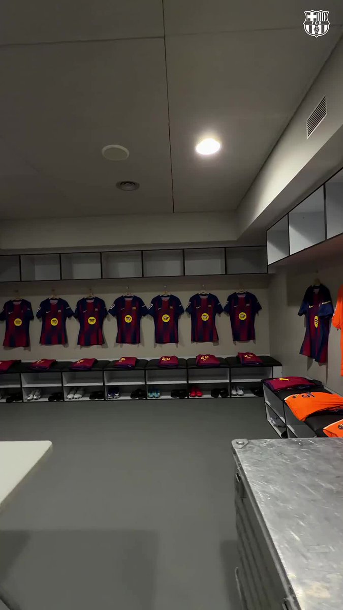 Welcome to our dressing room 💙❤️